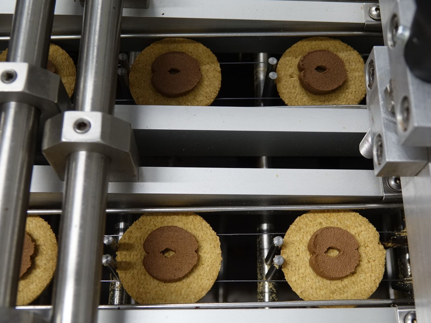 Einbringen der Füllung Die Kekse werden im nächsten Schritt gefüllt