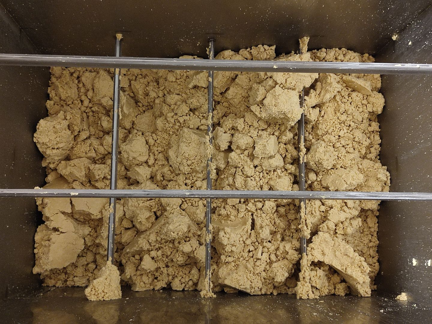 Roher Teig Die Zutaten werden zu einer homogenen Rohmasse verarbeitet